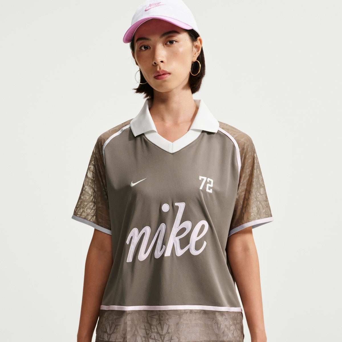 NIKE Women's Lace Polo Jersey Top ナイキ ウィメンズ レース ポロ ジャージー トップ IW1088【レディース スポーツスタイル レースデザイン ロゴデザイン ボクシーシルエット 26FW】