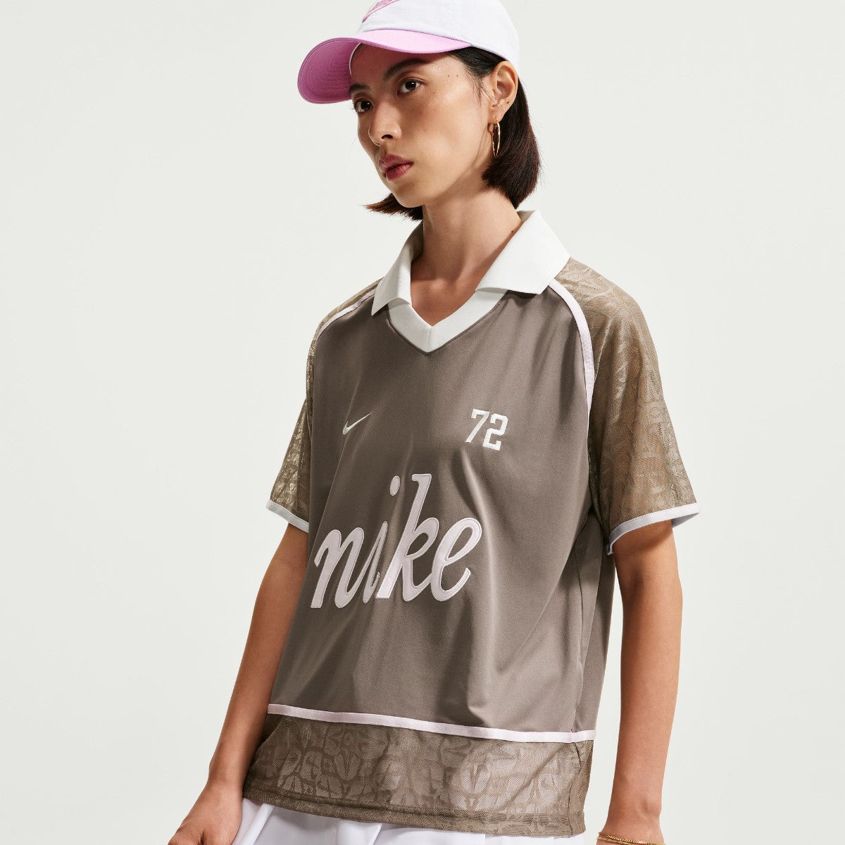 NIKE Women's Lace Polo Jersey Top ナイキ ウィメンズ レース ポロ ジャージー トップ IW1088【レディース スポーツスタイル レースデザイン ロゴデザイン ボクシーシルエット 26FW】