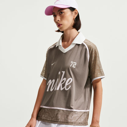 NIKE Women's Lace Polo Jersey Top ナイキ ウィメンズ レース ポロ ジャージー トップ IW1088【レディース スポーツスタイル レースデザイン ロゴデザイン ボクシーシルエット 26FW】