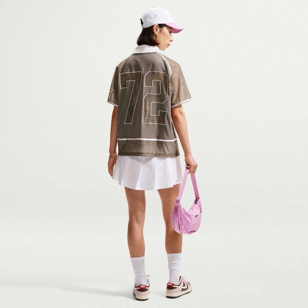 NIKE Women's Lace Polo Jersey Top ナイキ ウィメンズ レース ポロ ジャージー トップ IW1088【レディース スポーツスタイル レースデザイン ロゴデザイン ボクシーシルエット 26FW】
