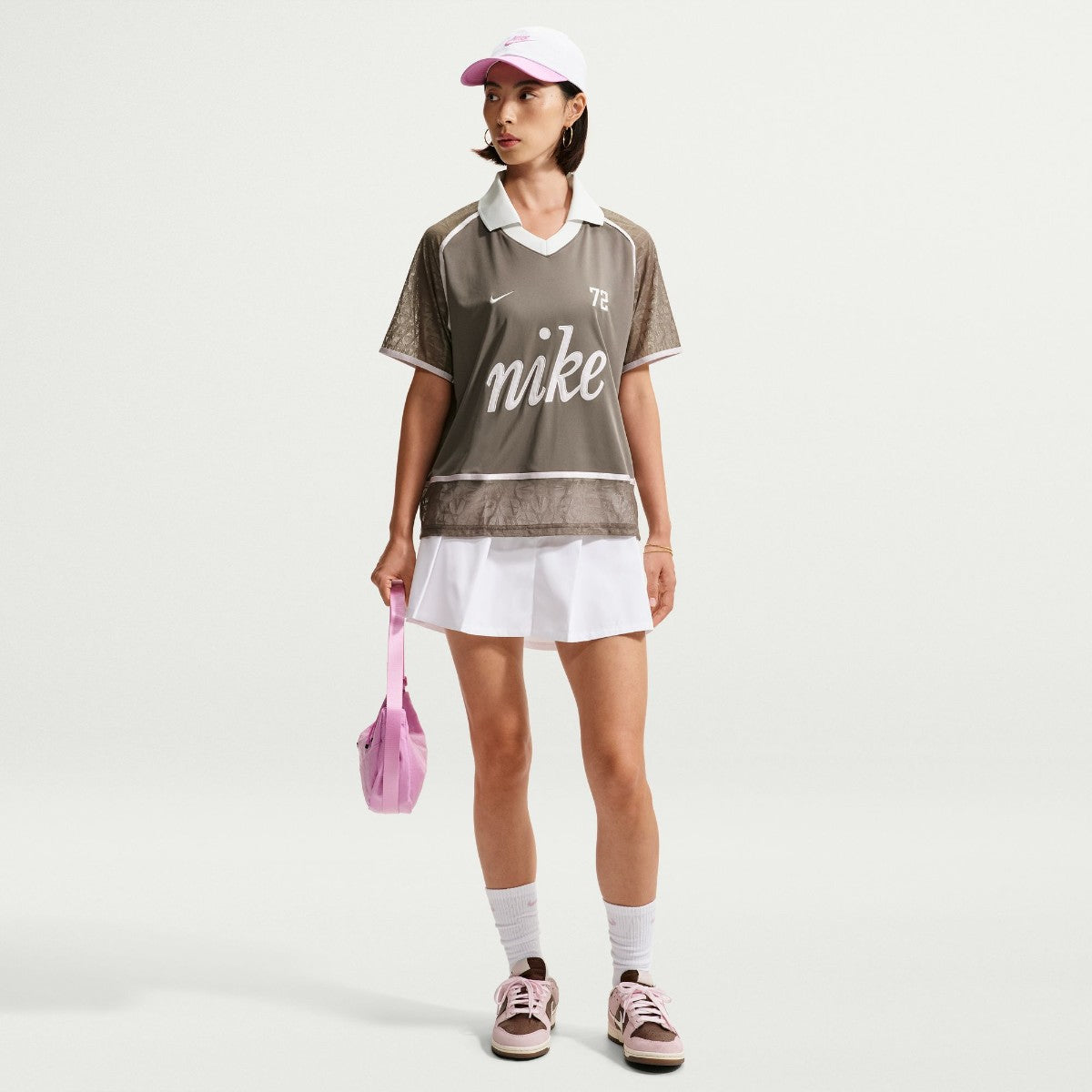 NIKE Women's Lace Polo Jersey Top ナイキ ウィメンズ レース ポロ ジャージー トップ IW1088【レディース スポーツスタイル レースデザイン ロゴデザイン ボクシーシルエット 26FW】