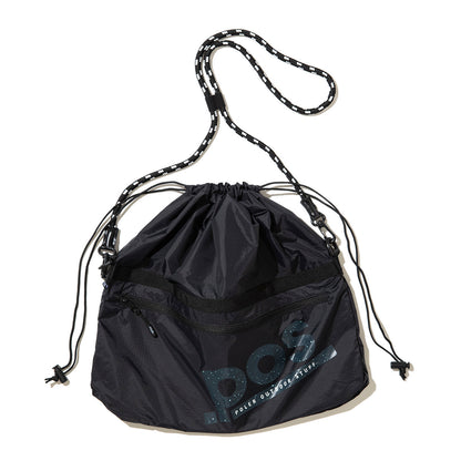 POLER DRAWSTRING SLING BAG ポーラー ドローストリング スリングバッグ 261MCV0094【メンズ ナイロン素材 ジップポケット バッグインバッグ 26SS】