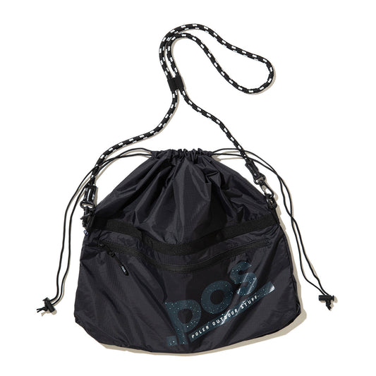 POLER DRAWSTRING SLING BAG ポーラー ドローストリング スリングバッグ 261MCV0094【メンズ ナイロン素材 ジップポケット バッグインバッグ 26SS】