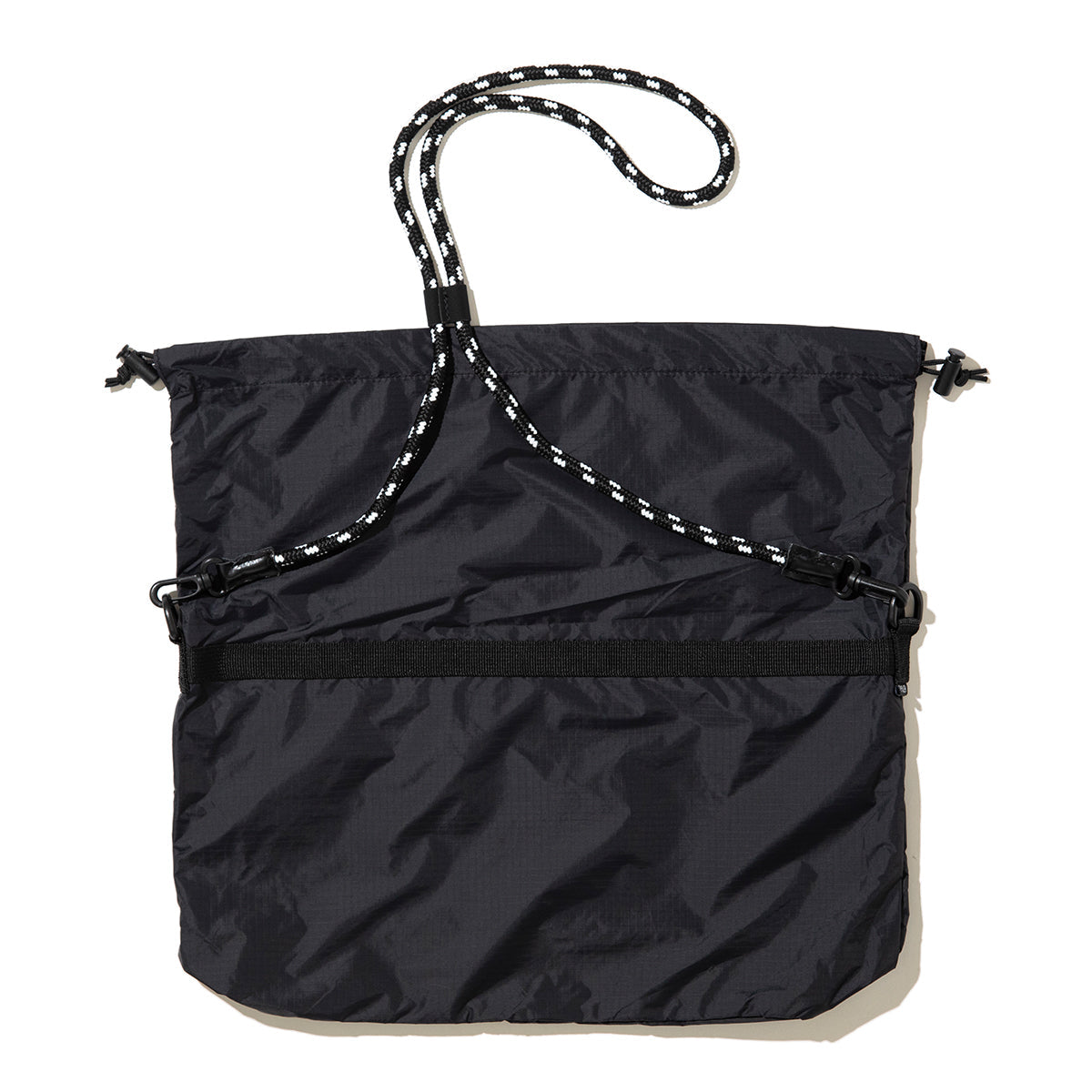 POLER DRAWSTRING SLING BAG ポーラー ドローストリング スリングバッグ 261MCV0094【メンズ ナイロン素材 ジップポケット バッグインバッグ 26SS】