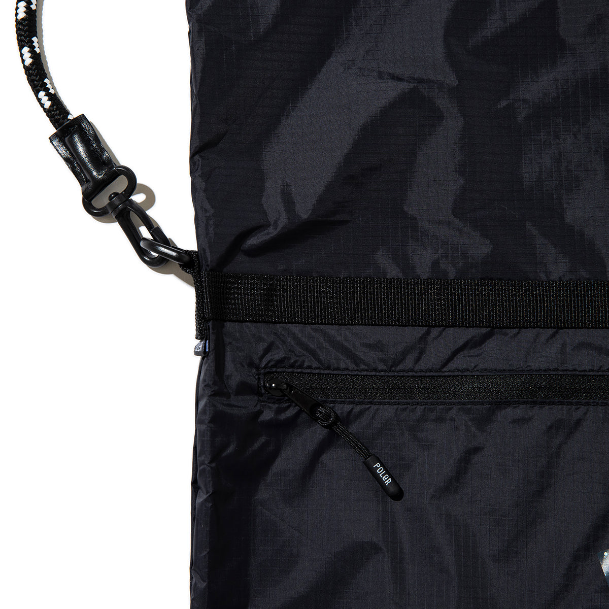 POLER DRAWSTRING SLING BAG ポーラー ドローストリング スリングバッグ 261MCV0094【メンズ ナイロン素材 ジップポケット バッグインバッグ 26SS】