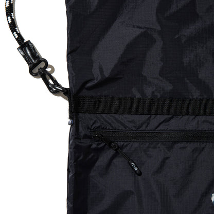 POLER DRAWSTRING SLING BAG ポーラー ドローストリング スリングバッグ 261MCV0094【メンズ ナイロン素材 ジップポケット バッグインバッグ 26SS】