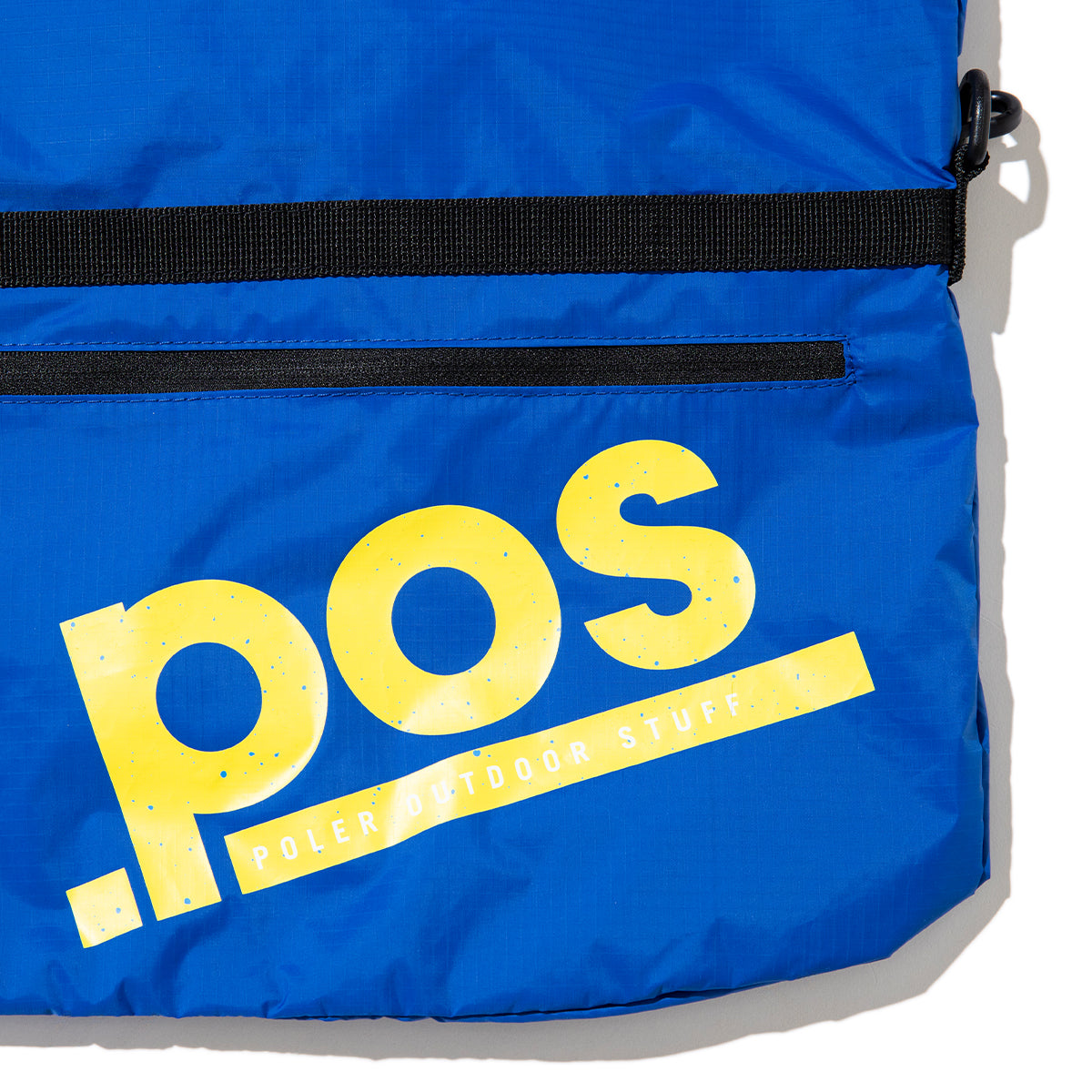 POLER DRAWSTRING SLING BAG ポーラー ドローストリング スリングバッグ 261MCV0094【メンズ ナイロン素材 ジップポケット バッグインバッグ 26SS】