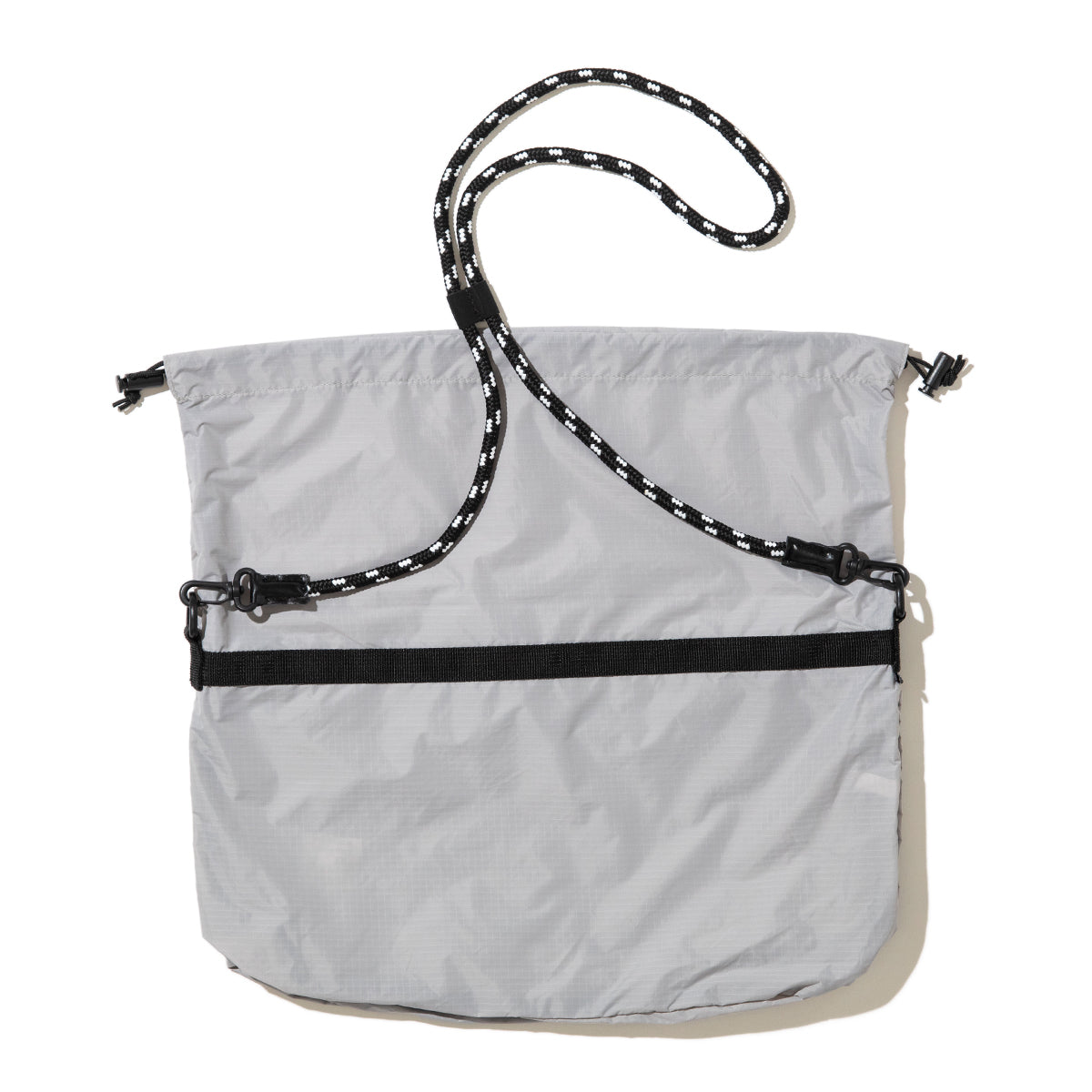POLER DRAWSTRING SLING BAG ポーラー ドローストリング スリングバッグ 261MCV0094【メンズ ナイロン素材 ジップポケット バッグインバッグ 26SS】