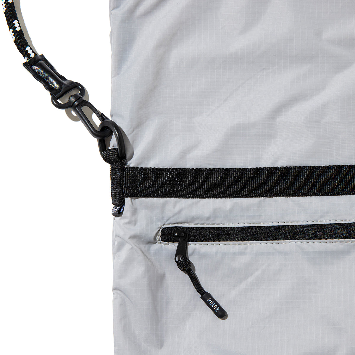 POLER DRAWSTRING SLING BAG ポーラー ドローストリング スリングバッグ 261MCV0094【メンズ ナイロン素材 ジップポケット バッグインバッグ 26SS】