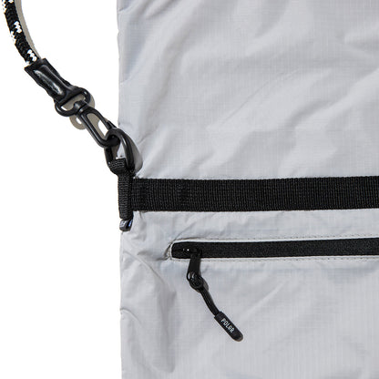 POLER DRAWSTRING SLING BAG ポーラー ドローストリング スリングバッグ 261MCV0094【メンズ ナイロン素材 ジップポケット バッグインバッグ 26SS】
