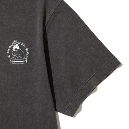 坩堝 NEWYORK LADY S/S T-SHIRTS (RUTSUBO×YU SUDA ) RUTSUBO ニューヨーク レディ ショートスリーブ Tシャツ R26SU-SUDA-TS2【メンズ グラフィックTシャツ バッグプリント 26SS】
