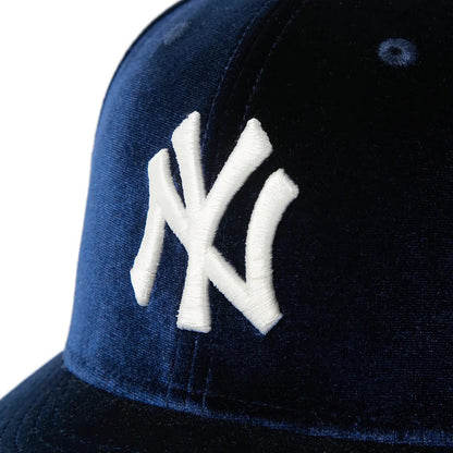 NEW ERA NEW YORK YANKEES VELVET PRE CURVED 59FIFTY ニューエラ ニューヨーク ヤンキース ベルベット プリカーブド 59FIFTY 15136903-108【メンズ キャップ 帽子 カーブドバイザー ベルベット 光沢 26FW】