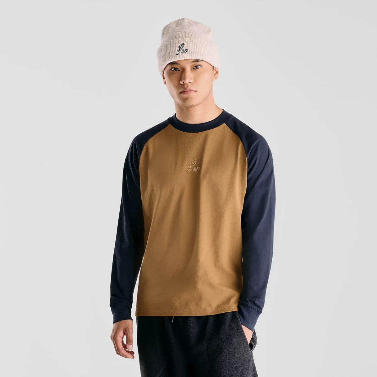 New Balance 大谷翔平 Signature Raglan Long Sleeve T-Shirt ニューバランス 大谷翔平 シグネチャーラグランロングスリーブTシャツ MT62L8VK【メンズ ロンT ロゴ刺繍 カジュアル デイリーユース 26FW】