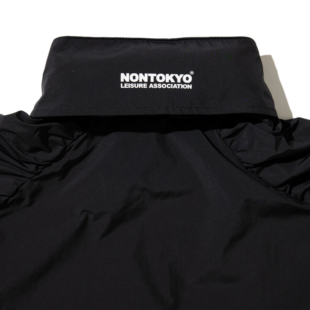 NON TOKYO 2WAY GATHER SHOULDER BLOUSON ノントーキョー 2WAY ギャザーショルダー ブルゾン NON-26A-0801【レディース アウター ライトシェル 2way 撥水加工 ロゴ 26FW】