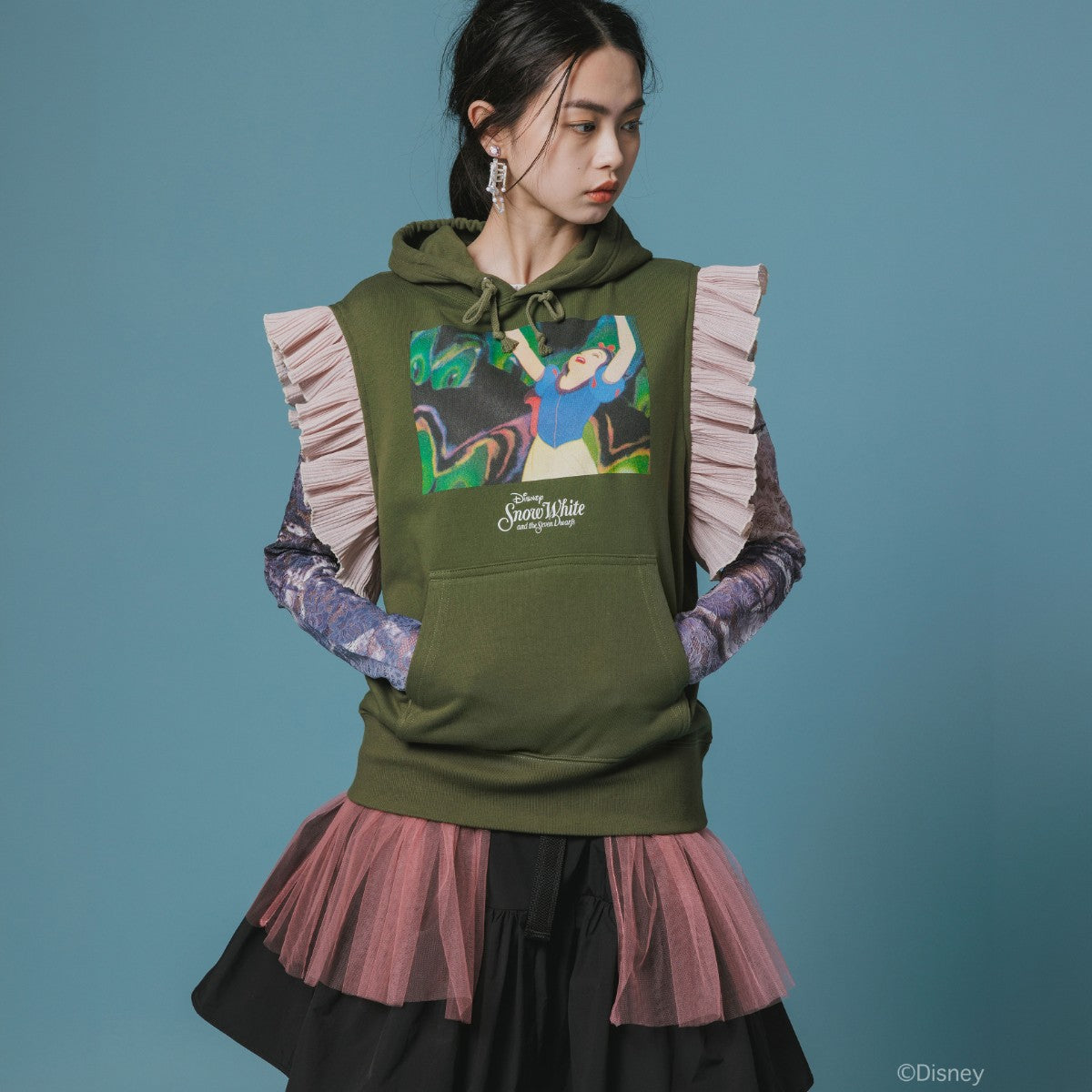 NON TOKYO FRILL SLEEVE HOODIE ノントーキョー フリル スリーブ フーディー NON-26A-SW8-009【レディース プルオーバーフーディー フリル付き グラフィック 前面プリント 26FW】