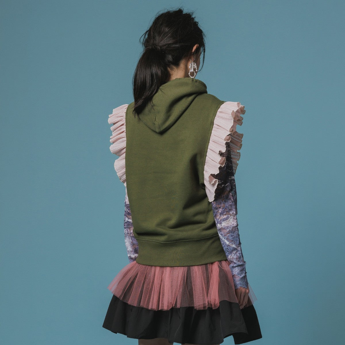 NON TOKYO FRILL SLEEVE HOODIE ノントーキョー フリル スリーブ フーディー NON-26A-SW8-009【レディース プルオーバーフーディー フリル付き グラフィック 前面プリント 26FW】