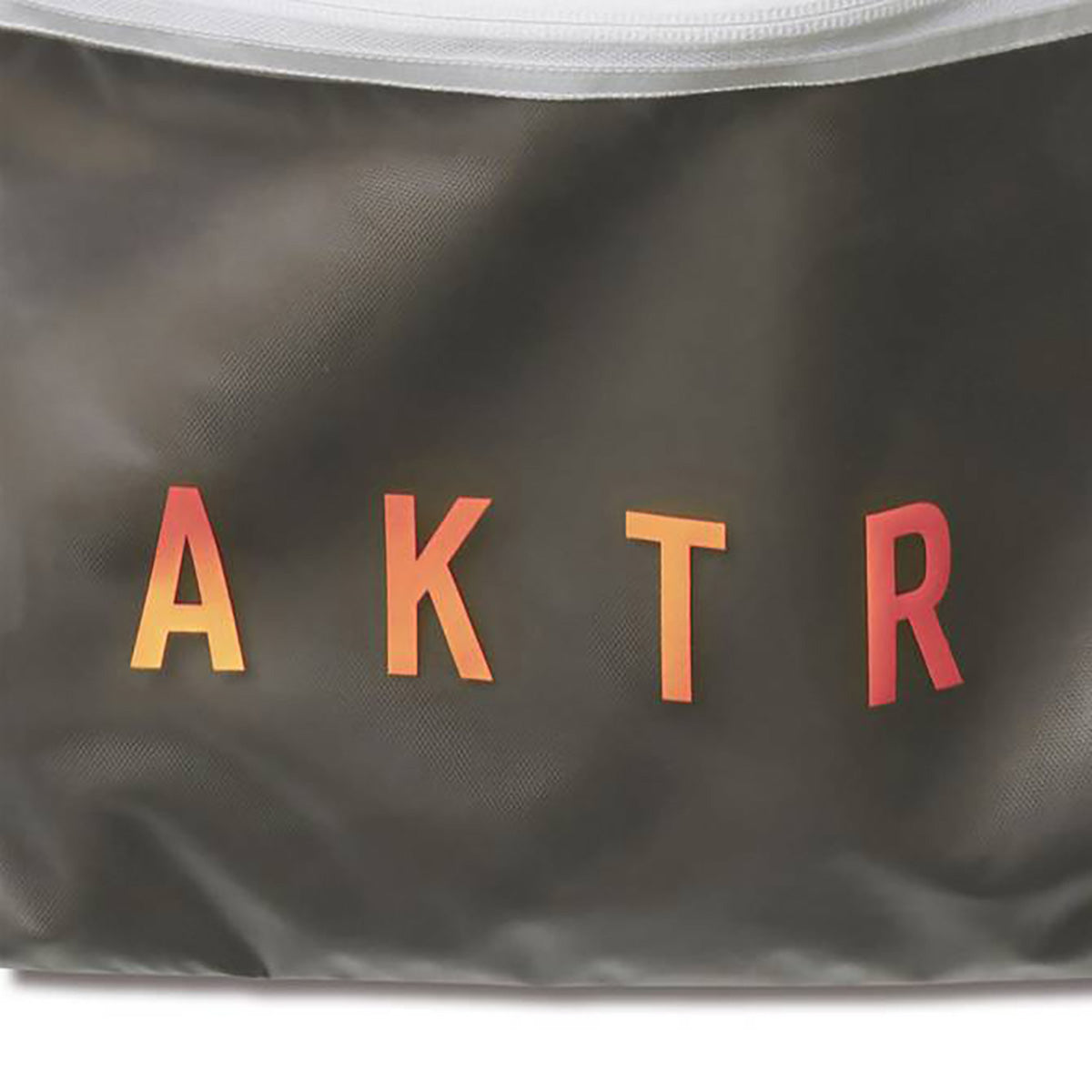 AKTR COMBINATION KNAPSACK アクター コンビネーション ナップサック 226-009022【メンズ ナップサック ポリエステル素材 軽量 高耐久 撥水ポケット 26FW】