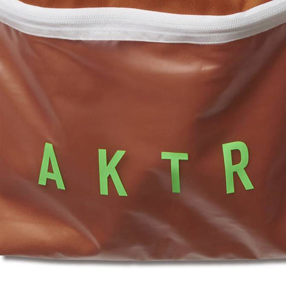 AKTR COMBINATION KNAPSACK アクター コンビネーション ナップサック 226-009022【メンズ ナップサック ポリエステル素材 軽量 高耐久 撥水ポケット 26FW】