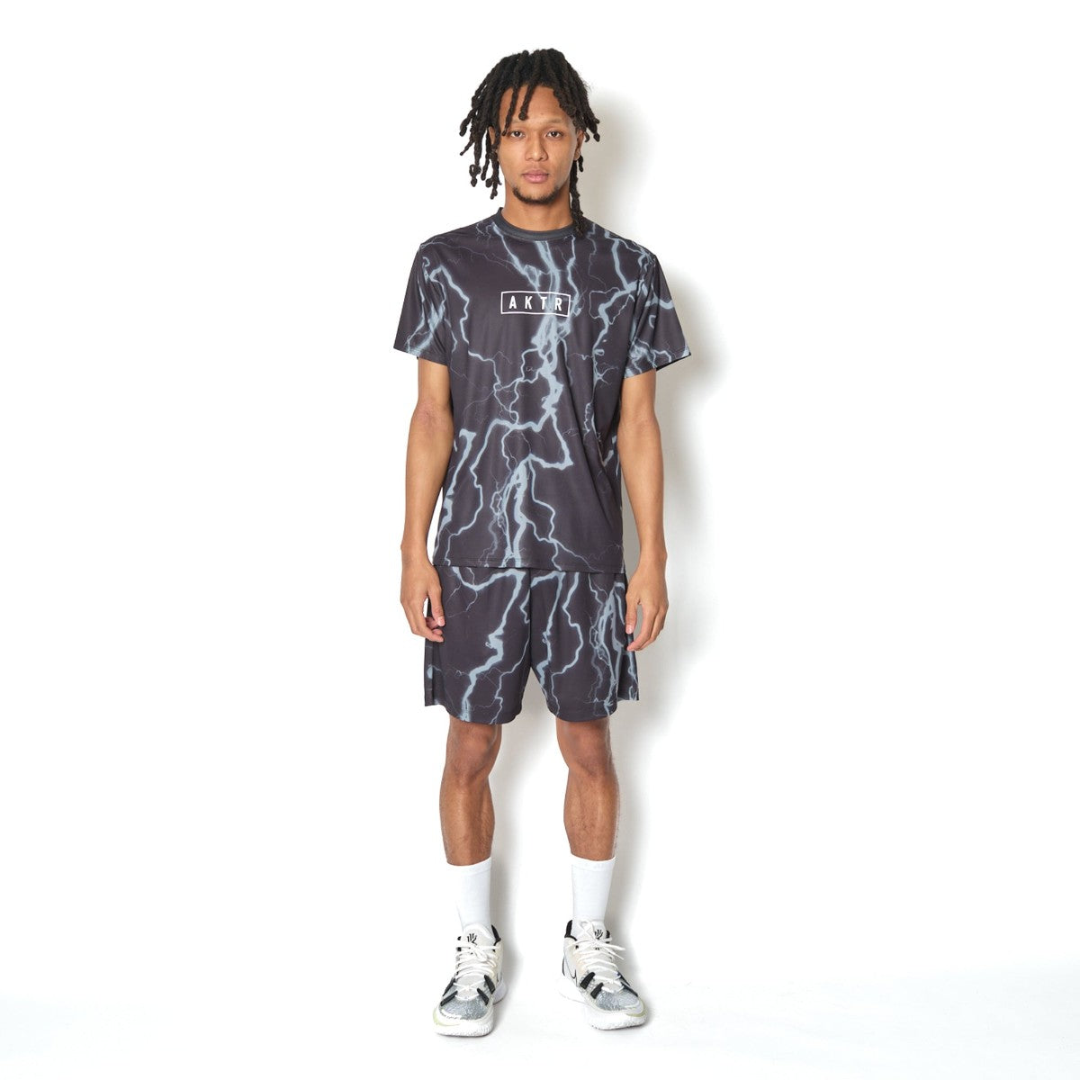 AKTR THUNDERBOLT AKTR LOGO SP TEE アクター サンダーボルト AKTRロゴ エスピー ティー 226-015005【メンズ 半袖 Tシャツ スポーツウェア 軽量 メッシュ 通気性 オリジナル生地 26FW】