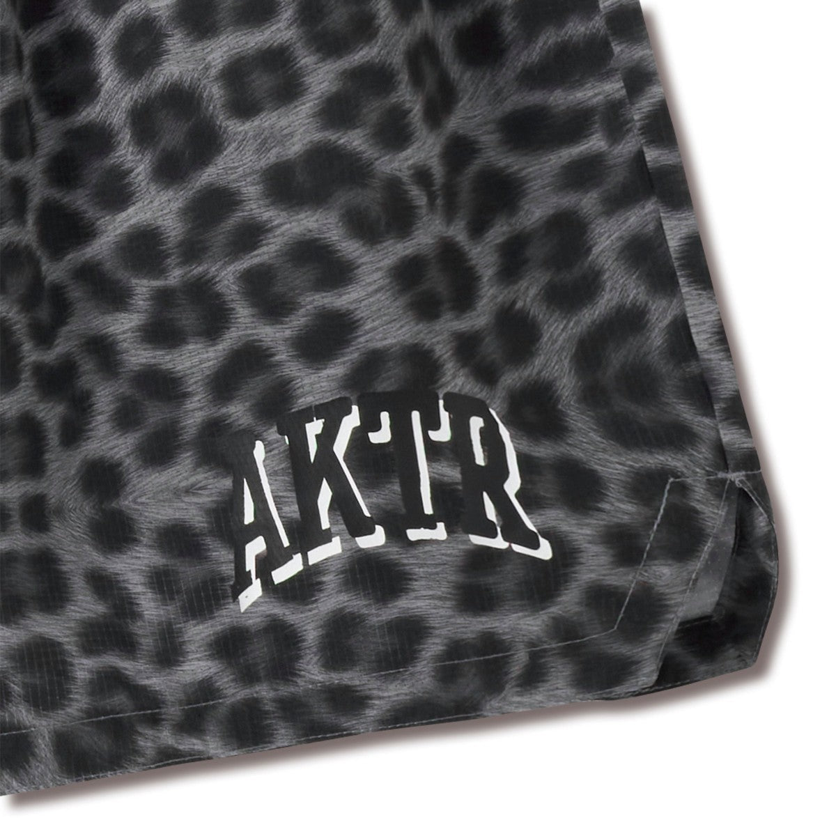 AKTR F.A. LEOPARD WIDE 5.5″ SHORTS アクター エフエー レオパード ワイド 5.5インチ ショーツ 226-023002【メンズ ショートパンツ 短パン ワイドシルエット バスケットボール ストレッチ性 26FW】