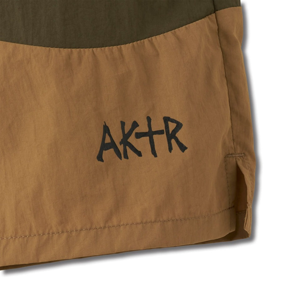 AKTR TIDELINE WAVE NYLON WIDE 5.5″ SHORTS (OL) アクター タイドライン ウェーブ ナイロン ワイド 5.5インチ ショーツ 226-046002【メンズ ショートパンツ 短パン ナイロンパンツ ワイドシルエット 26FW】
