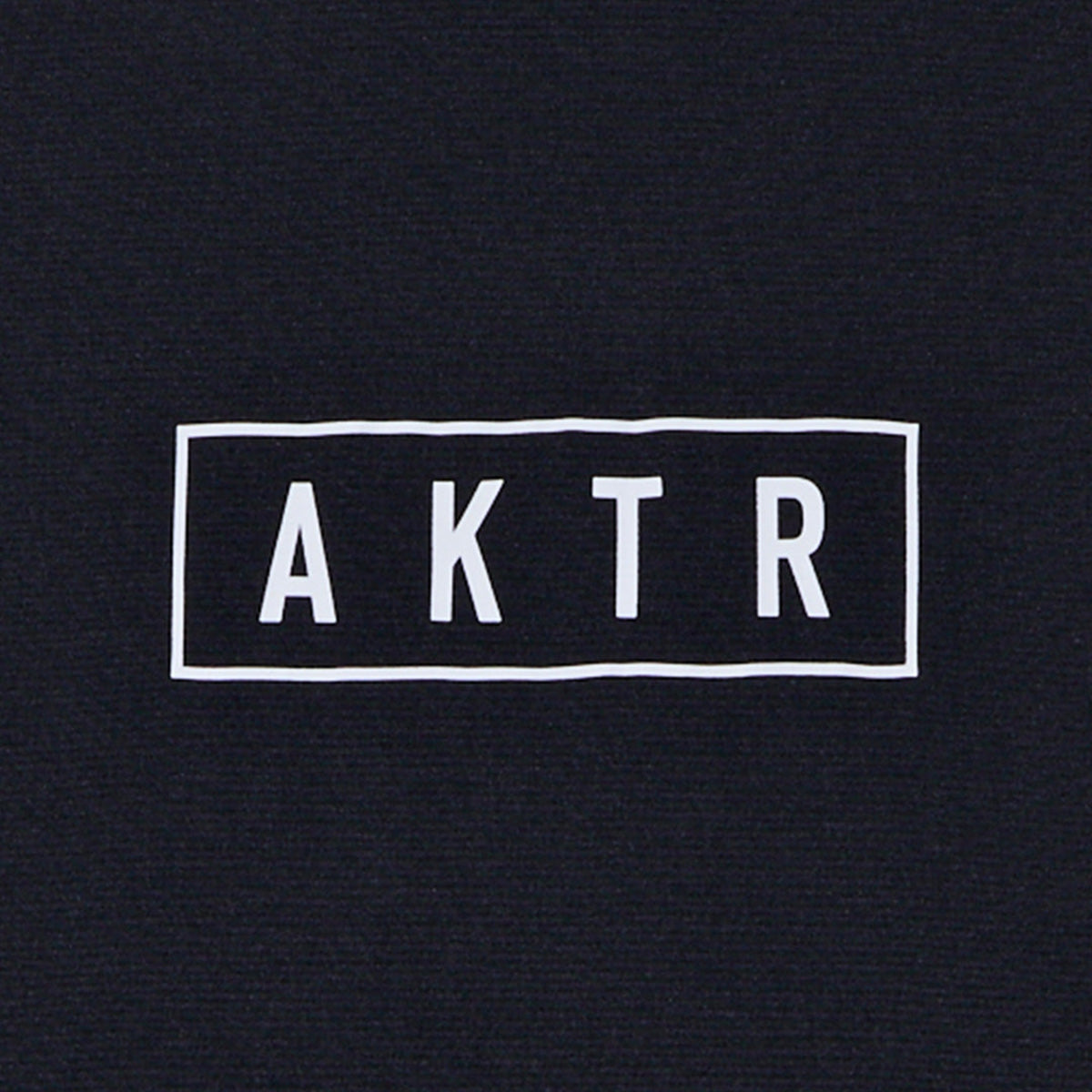 AKTR BASIC AKTR LOGO SPORTS TEE アクター ベーシック アクター ロゴ スポーツ ティー 524-009005【メンズ 半袖Tシャツ ベーシックデザイン ロゴプリント シンプルデザイン スポーツウェア 26FW】