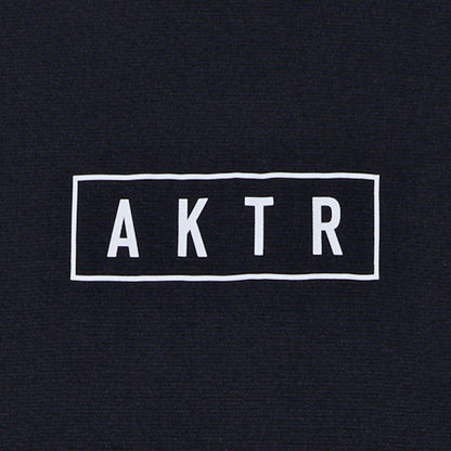 AKTR BASIC AKTR LOGO SPORTS TEE アクター ベーシック アクター ロゴ スポーツ ティー 524-009005【メンズ 半袖Tシャツ ベーシックデザイン ロゴプリント シンプルデザイン スポーツウェア 26FW】