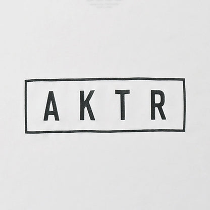 AKTR BASIC AKTR LOGO SPORTS TEE アクター ベーシック アクター ロゴ スポーツ ティー 524-009005【メンズ 半袖Tシャツ ベーシックデザイン ロゴプリント シンプルデザイン スポーツウェア 26FW】