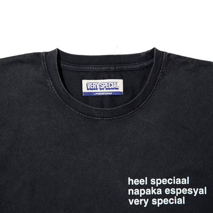 VERY SPECIAL Tranlsate T-shirt ベリースペシャル トランスレート Tシャツ VS26AW00200【メンズ 半袖Tシャツ ピグメントダイ グラフィックデザイン ヴィンテージ感 26FW】
