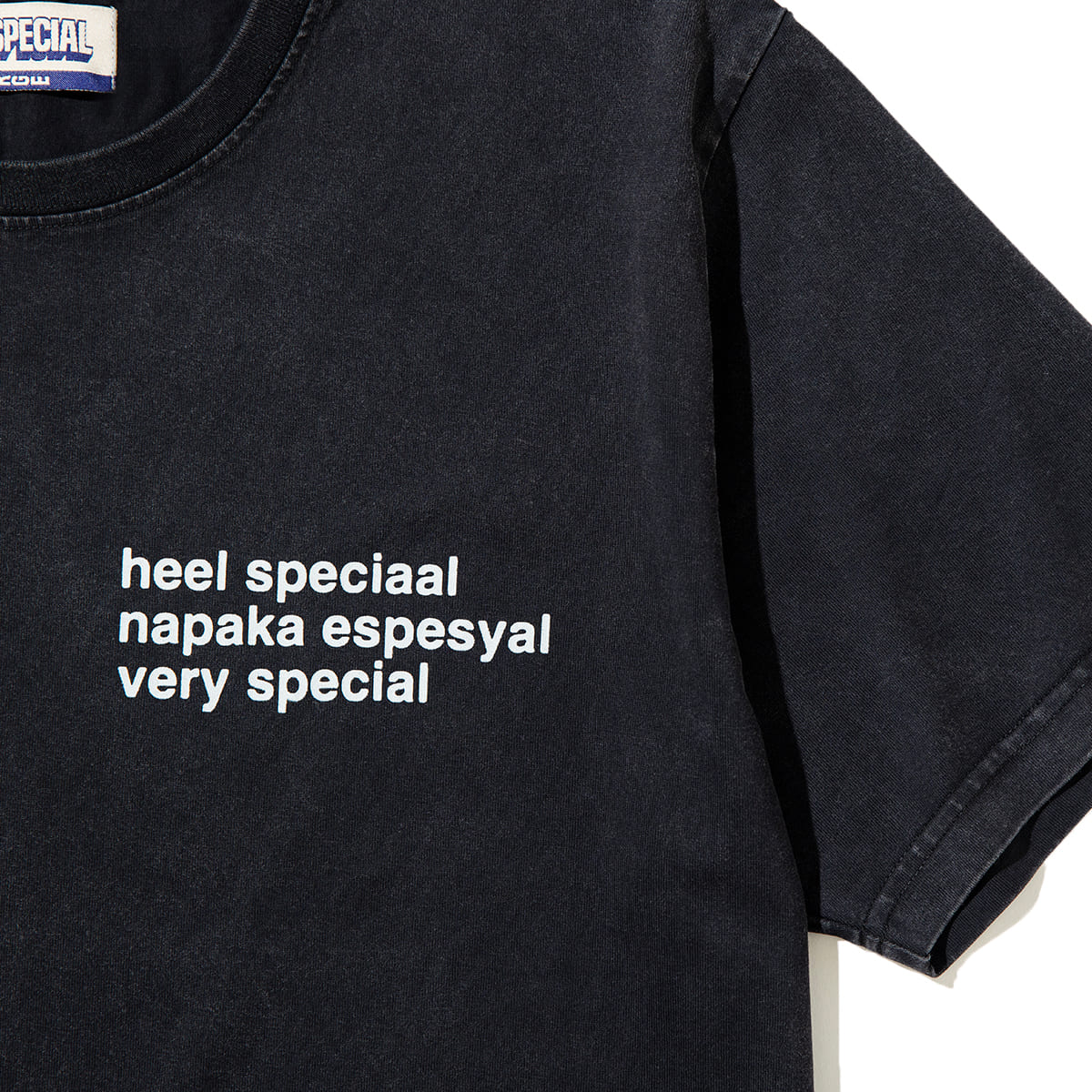VERY SPECIAL Tranlsate T-shirt ベリースペシャル トランスレート Tシャツ VS26AW00200【メンズ 半袖Tシャツ ピグメントダイ グラフィックデザイン ヴィンテージ感 26FW】