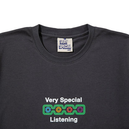 VERY SPECIAL Listening T-shirt ベリースペシャル リスニング Tシャツ VS26AW01000【メンズ 半袖Tシャツ グラフィックデザイン ストリート バックプリント 26FW】