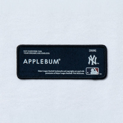 APPLEBUM “NY Yankees” Dynasty Logo T-shirt アップルバム NYヤンキース ダイナスティロゴ Tシャツ ML2621104Y【メンズ 半袖Tシャツ グラフィックTシャツ プリントTシャツ カットソー クルーネック 26FW】