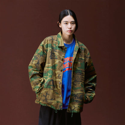 Liberaiders HANDWRITING CAMO COACH JACKET リベレイダース ハンドライティング カモ コーチ ジャケット 730142603【メンズ コーチジャケット 迷彩柄 グラフィック ヴィンテージ風 26FW】