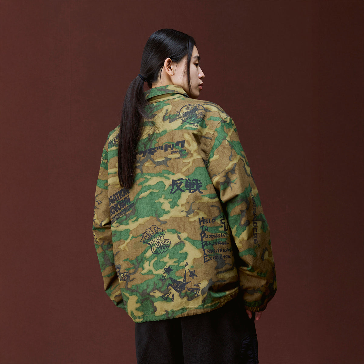 Liberaiders HANDWRITING CAMO COACH JACKET リベレイダース ハンドライティング カモ コーチ ジャケット 730142603【メンズ コーチジャケット 迷彩柄 グラフィック ヴィンテージ風 26FW】