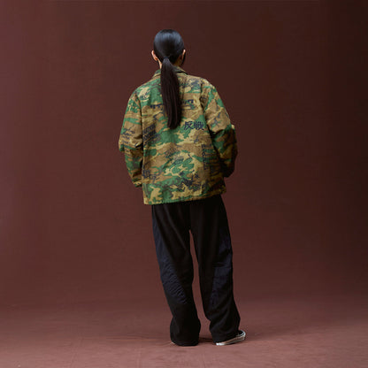 Liberaiders HANDWRITING CAMO COACH JACKET リベレイダース ハンドライティング カモ コーチ ジャケット 730142603【メンズ コーチジャケット 迷彩柄 グラフィック ヴィンテージ風 26FW】