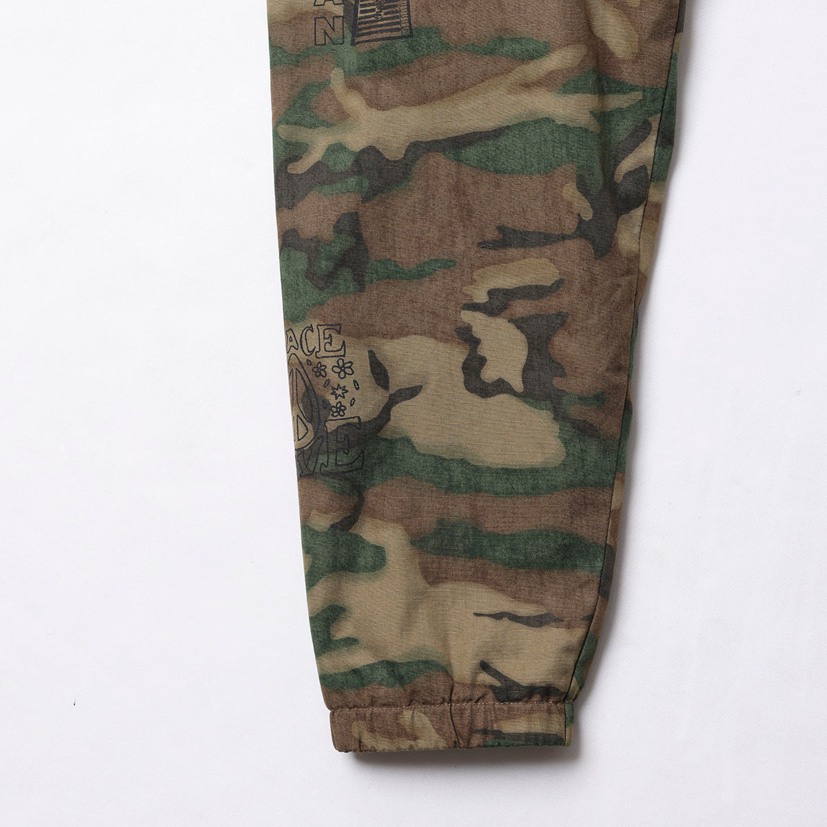 Liberaiders HANDWRITING CAMO COACH JACKET リベレイダース ハンドライティング カモ コーチ ジャケット 730142603【メンズ コーチジャケット 迷彩柄 グラフィック ヴィンテージ風 26FW】