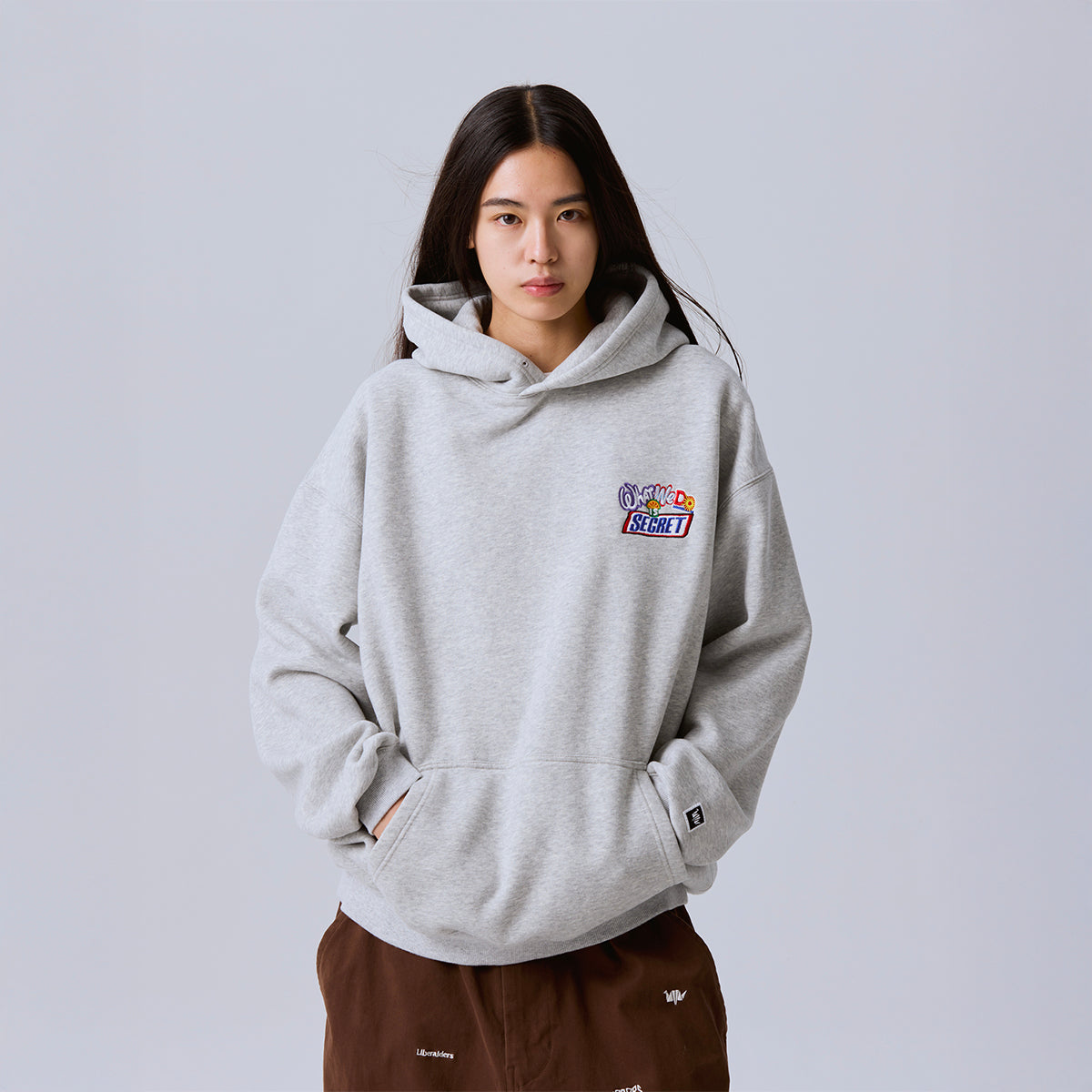 Liberaiders EMBROIDERY HOODIE リベレイダース エンブロイダリー フーディ 733012603【メンズ 裏起毛フーディ パーカー グラフィック 刺繍 オーバーサイズ 26FW】