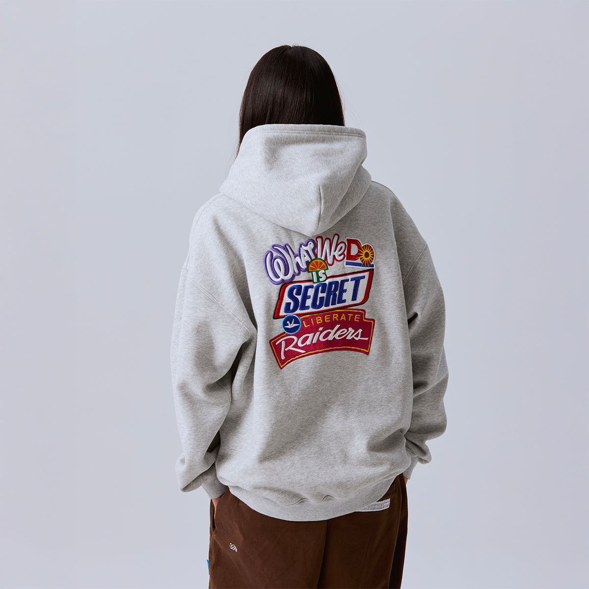 Liberaiders EMBROIDERY HOODIE リベレイダース エンブロイダリー フーディ 733012603【メンズ 裏起毛フーディ パーカー グラフィック 刺繍 オーバーサイズ 26FW】