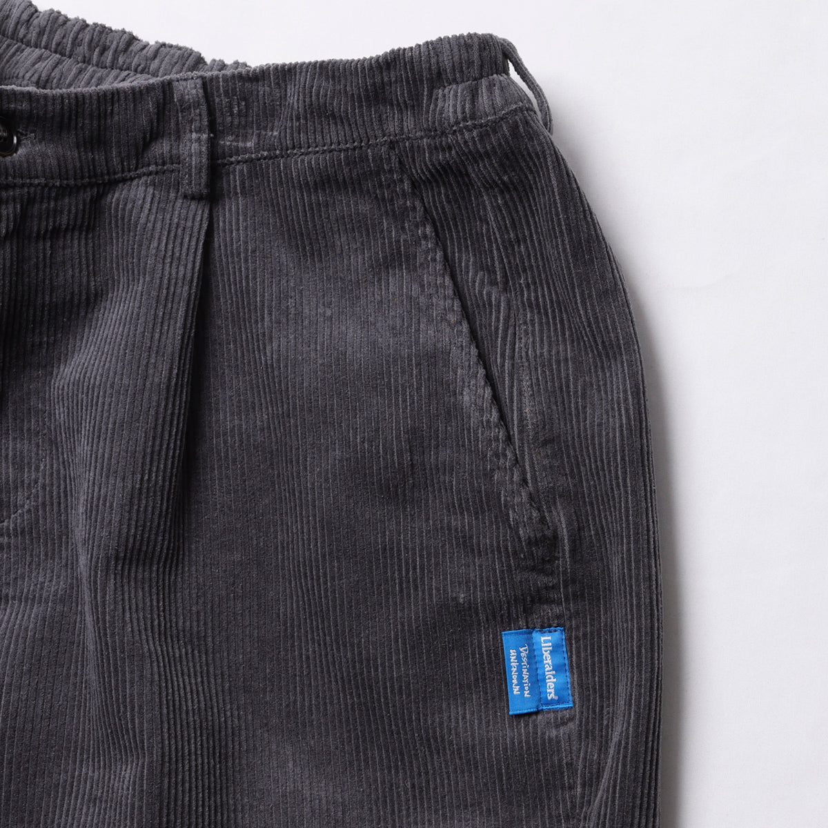 Liberaiders CORDUROY TAPERED SLACKS リベレイダース コーデュロイ テーパード スラックス 737062603【メンズ テーパードパンツ コーデュロイ タック カジュアル デイリーユース 26FW】