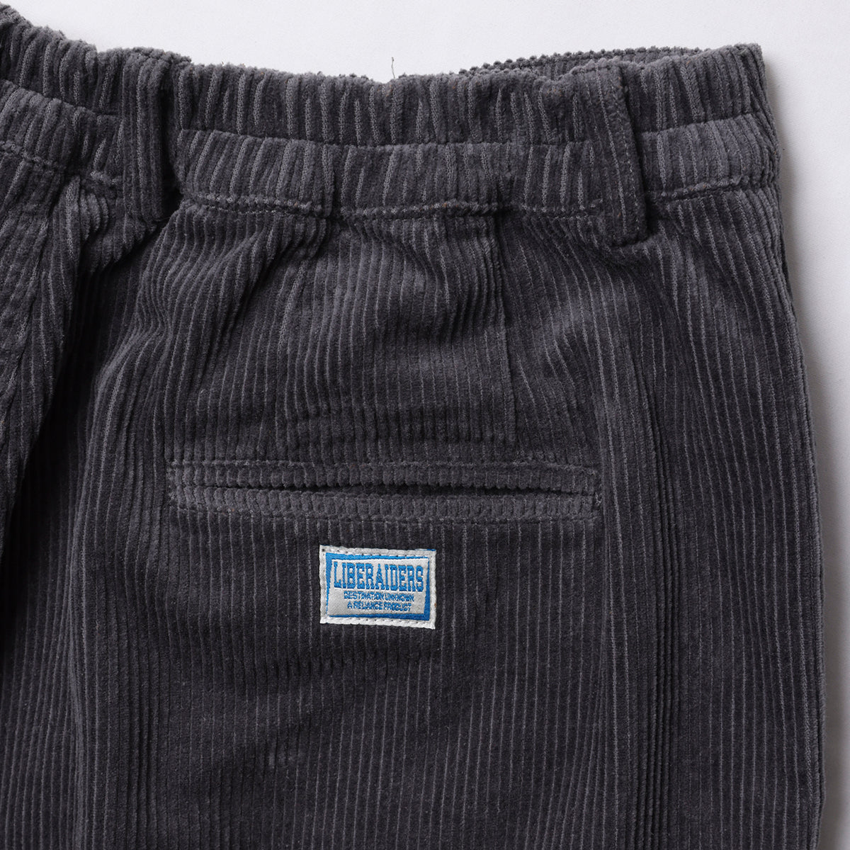 Liberaiders CORDUROY TAPERED SLACKS リベレイダース コーデュロイ テーパード スラックス 737062603【メンズ テーパードパンツ コーデュロイ タック カジュアル デイリーユース 26FW】