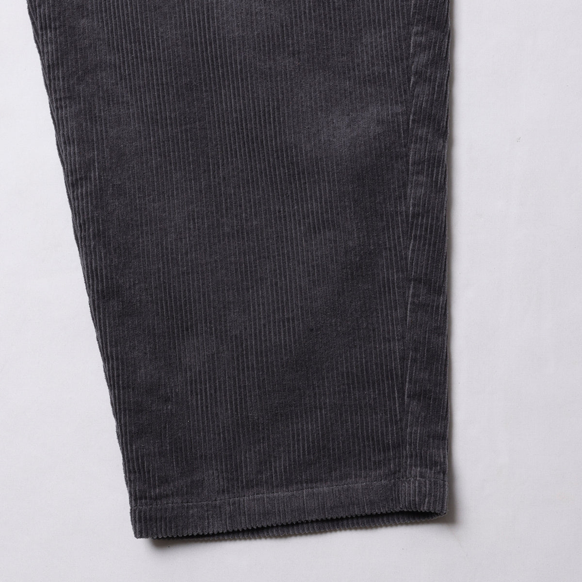 Liberaiders CORDUROY TAPERED SLACKS リベレイダース コーデュロイ テーパード スラックス 737062603【メンズ テーパードパンツ コーデュロイ タック カジュアル デイリーユース 26FW】