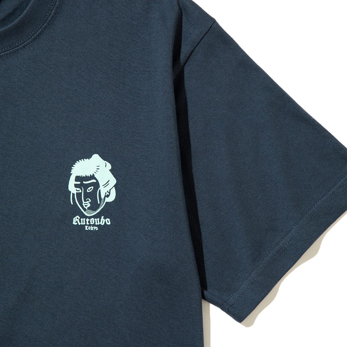 坩堝 BU-TARE TEE (RUTSUBO×YU SUDA） RUTSUBO ブータレ ティー R26FA-SUDA-TS1【メンズ 半袖Tシャツ グラフィックデザイン ポイントロゴ コットンボディ 26FW】