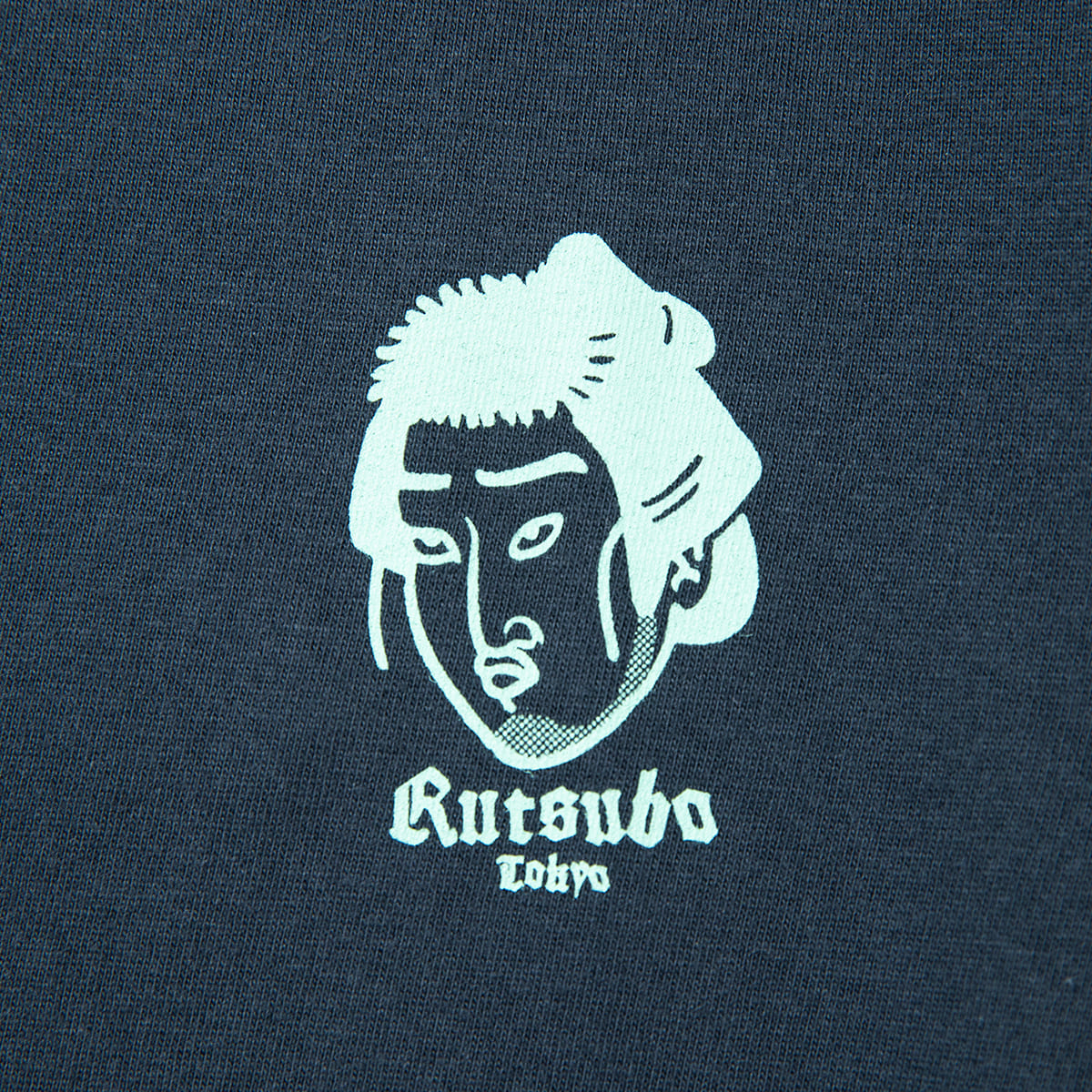坩堝 BU-TARE TEE (RUTSUBO×YU SUDA） RUTSUBO ブータレ ティー R26FA-SUDA-TS1【メンズ 半袖Tシャツ グラフィックデザイン ポイントロゴ コットンボディ 26FW】