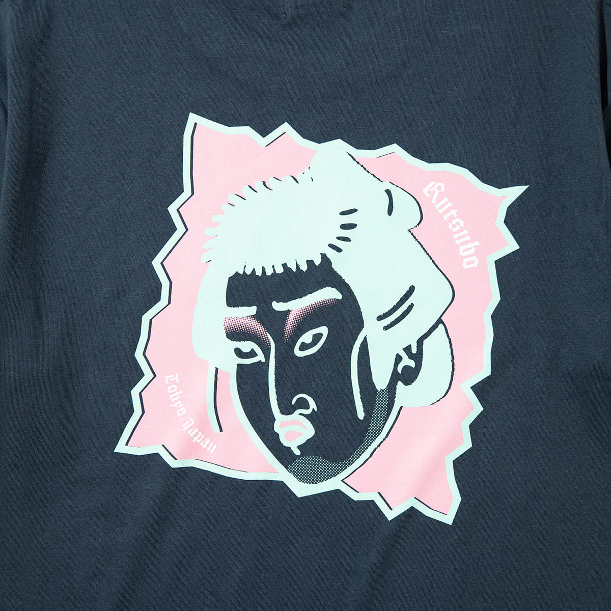 坩堝 BU-TARE TEE (RUTSUBO×YU SUDA） RUTSUBO ブータレ ティー R26FA-SUDA-TS1【メンズ 半袖Tシャツ グラフィックデザイン ポイントロゴ コットンボディ 26FW】