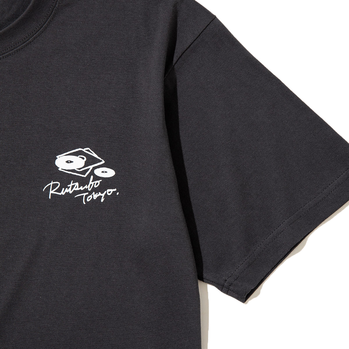 坩堝 OLD SKOOL 皿回 TEE (RUTSUBO×YU SUDA） RUTSUBO オールドスクール 皿回 ティー R26FA-SUDA-TS2【メンズ 半袖Tシャツ グラフィックデザイン ストリート コットンボディ 26FW】