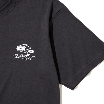 坩堝 OLD SKOOL 皿回 TEE (RUTSUBO×YU SUDA） RUTSUBO オールドスクール 皿回 ティー R26FA-SUDA-TS2【メンズ 半袖Tシャツ グラフィックデザイン ストリート コットンボディ 26FW】