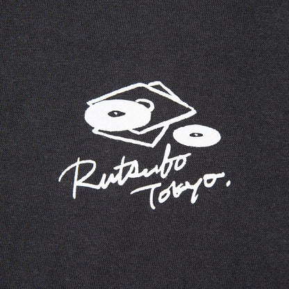 坩堝 OLD SKOOL 皿回 TEE (RUTSUBO×YU SUDA） RUTSUBO オールドスクール 皿回 ティー R26FA-SUDA-TS2【メンズ 半袖Tシャツ グラフィックデザイン ストリート コットンボディ 26FW】