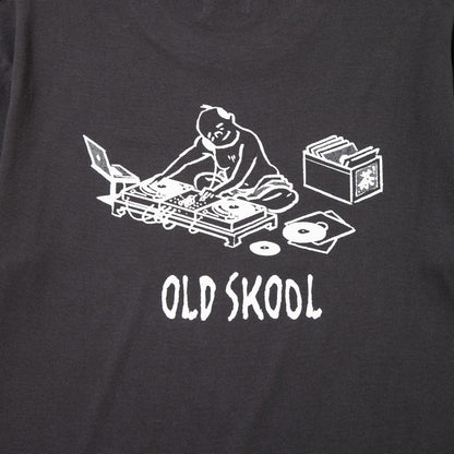 坩堝 OLD SKOOL 皿回 TEE (RUTSUBO×YU SUDA） RUTSUBO オールドスクール 皿回 ティー R26FA-SUDA-TS2【メンズ 半袖Tシャツ グラフィックデザイン ストリート コットンボディ 26FW】