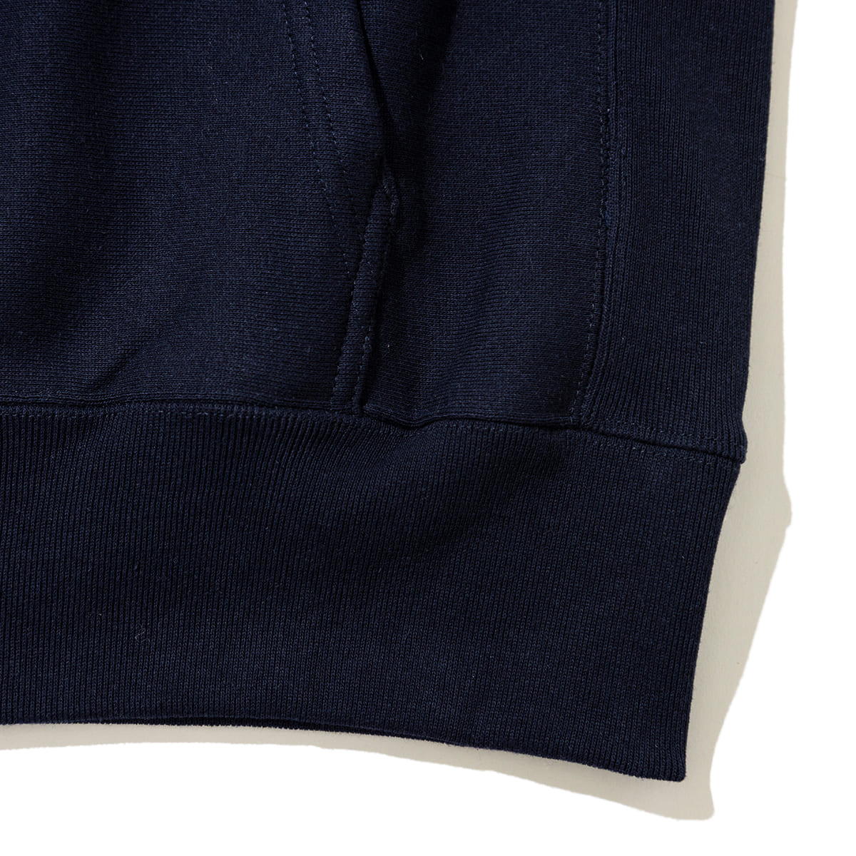 坩堝 KUMADE PULLOVER HOODIE (RUTSUBO×画工遊鷹） RUTSUBO クマデ プルオーバー フーディー R26FA-YUTAKA-PF1【メンズ フード付きパーカー グラフィック ヘビーウェイトスウェット 12oz 26FW】