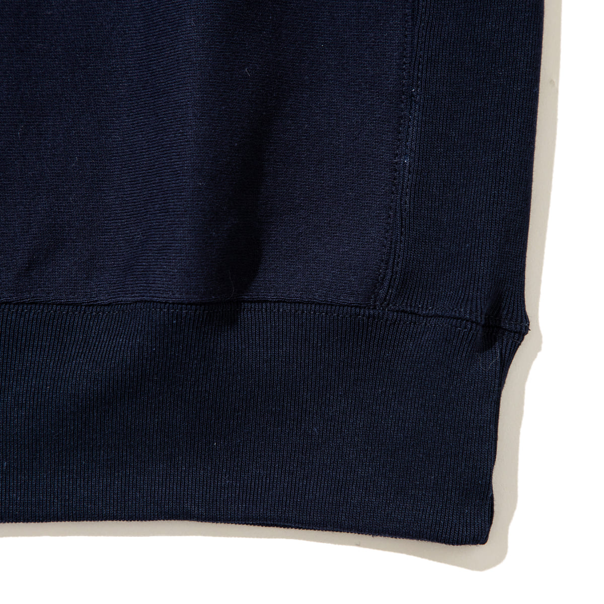 坩堝 酒極道 CREW SWEAT (RUTSUBO×画工遊鷹） RUTSUBO サケゴクドウ クルー スウェット R26FA-YUTAKA-PF2【メンズ トレーナー ヘビーウェイトスウェット 裏起毛 プリントデザイン 26FW】